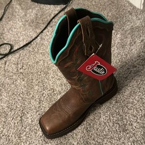 Justin’s cowgirl boots